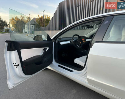 Белый Тесла Модель 3, объемом двигателя 0 л и пробегом 18 тыс. км за 22800 $, фото 8 на Automoto.ua