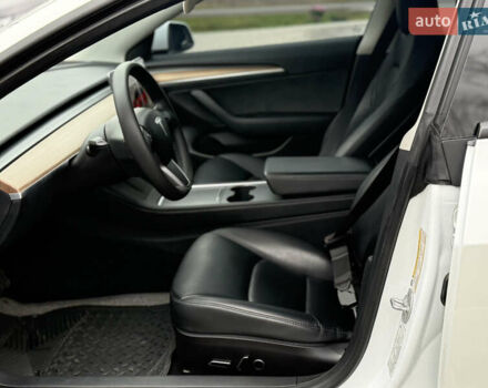 Білий Тесла Модель 3, об'ємом двигуна 0 л та пробігом 70 тис. км за 19999 $, фото 32 на Automoto.ua