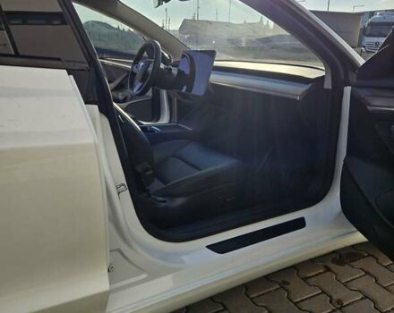 Білий Тесла Модель 3, об'ємом двигуна 0 л та пробігом 21 тис. км за 26900 $, фото 4 на Automoto.ua