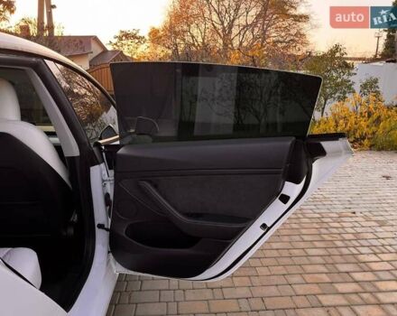 Белый Тесла Модель 3, объемом двигателя 0 л и пробегом 48 тыс. км за 23000 $, фото 26 на Automoto.ua