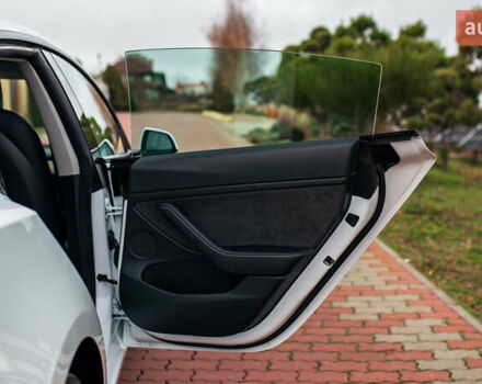 Белый Тесла Модель 3, объемом двигателя 0 л и пробегом 5 тыс. км за 27500 $, фото 29 на Automoto.ua