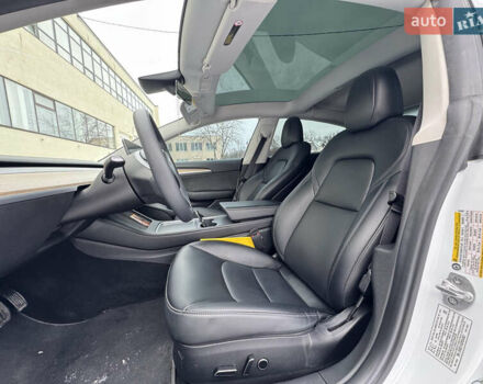 Белый Тесла Модель 3, объемом двигателя 0 л и пробегом 30 тыс. км за 23500 $, фото 45 на Automoto.ua