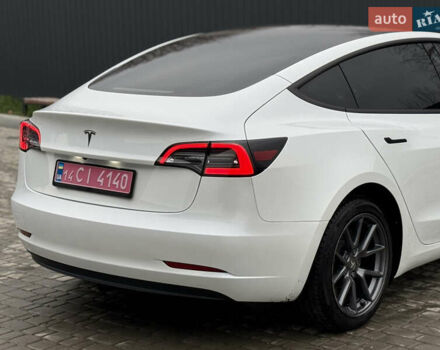 Білий Тесла Модель 3, об'ємом двигуна 0 л та пробігом 70 тис. км за 19999 $, фото 27 на Automoto.ua