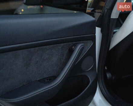 Белый Тесла Модель 3, объемом двигателя 0 л и пробегом 53 тыс. км за 27500 $, фото 35 на Automoto.ua