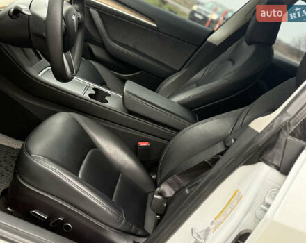 Білий Тесла Модель 3, об'ємом двигуна 0 л та пробігом 70 тис. км за 19999 $, фото 33 на Automoto.ua