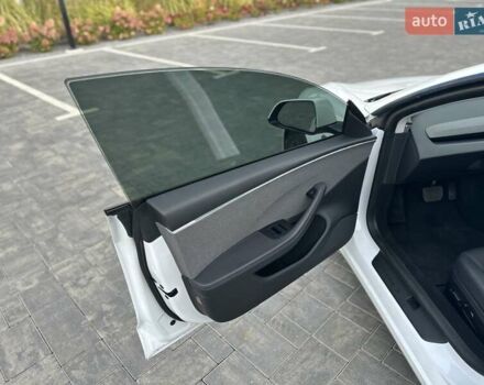 Білий Тесла Модель 3, об'ємом двигуна 0 л та пробігом 7 тис. км за 26300 $, фото 9 на Automoto.ua