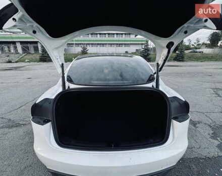 Белый Тесла Модель 3, объемом двигателя 0 л и пробегом 14 тыс. км за 27500 $, фото 25 на Automoto.ua