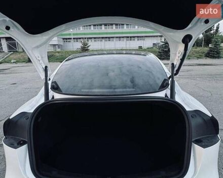 Белый Тесла Модель 3, объемом двигателя 0 л и пробегом 14 тыс. км за 27500 $, фото 28 на Automoto.ua