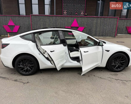 Білий Тесла Модель 3, об'ємом двигуна 0 л та пробігом 4 тис. км за 27999 $, фото 19 на Automoto.ua