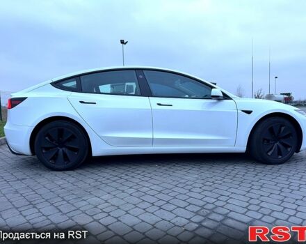 Белый Тесла Модель 3, объемом двигателя 0.33 л и пробегом 2 тыс. км за 32700 $, фото 2 на Automoto.ua