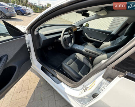 Білий Тесла Модель 3, об'ємом двигуна 0 л та пробігом 17 тис. км за 31999 $, фото 13 на Automoto.ua