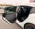 Белый Тесла Модель 3, объемом двигателя 0 л и пробегом 77 тыс. км за 31000 $, фото 52 на Automoto.ua