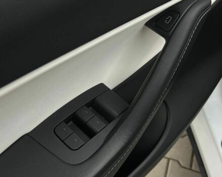 Білий Тесла Модель 3, об'ємом двигуна 0 л та пробігом 61 тис. км за 26999 $, фото 8 на Automoto.ua