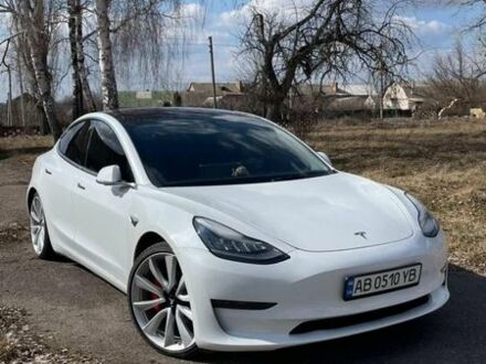 Білий Тесла Модель 3, об'ємом двигуна 0 л та пробігом 51 тис. км за 18500 $, фото 1 на Automoto.ua