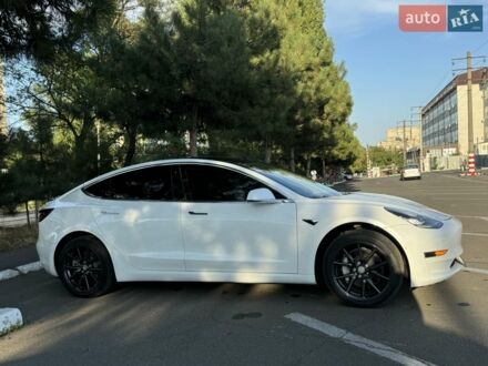 Білий Тесла Модель 3, об'ємом двигуна 0 л та пробігом 100 тис. км за 16999 $, фото 1 на Automoto.ua