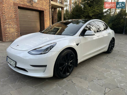 Тесла Модель 3 2018 у Києві на Automoto.ua Білий Тесла Модель 3, об'ємом двигуна 0 л та пробігом 95 тис. км за 17999 $, фото 1 на Automoto.ua