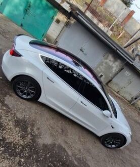 Білий Тесла Модель 3, об'ємом двигуна 0 л та пробігом 160 тис. км за 17000 $, фото 1 на Automoto.ua