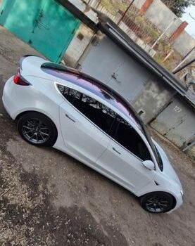Білий Тесла Модель 3, об'ємом двигуна 0 л та пробігом 160 тис. км за 17000 $, фото 1 на Automoto.ua