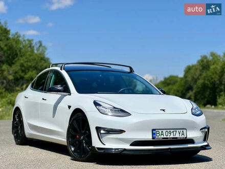Тесла Модель 3 2018 в Александрие на Automoto.ua Белый Тесла Модель 3, объемом двигателя 0 л и пробегом 160 тыс. км за 20300 $, фото 1 на Automoto.ua