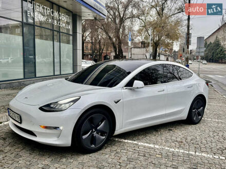 Тесла Модель 3 2019 в Днепре (Днепропетровске) на Automoto.ua Белый Тесла Модель 3, объемом двигателя 0 л и пробегом 50 тыс. км за 23300 $, фото 1 на Automoto.ua