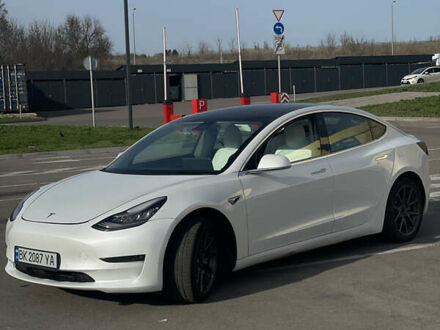 Білий Тесла Модель 3, об'ємом двигуна 0 л та пробігом 100 тис. км за 15500 $, фото 1 на Automoto.ua