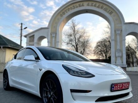 Тесла Модель 3 2019 в Остоге на Automoto.ua Белый Тесла Модель 3, объемом двигателя 0 л и пробегом 98 тыс. км за 19900 $, фото 1 на Automoto.ua