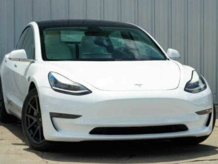 Тесла Модель 3 2019 в Киеве на Automoto.ua Белый Тесла Модель 3, объемом двигателя 0 л и пробегом 55 тыс. км за 12000 $, фото 1 на Automoto.ua