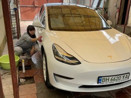 Білий Тесла Модель 3, об'ємом двигуна 0 л та пробігом 150 тис. км за 17989 $, фото 1 на Automoto.ua