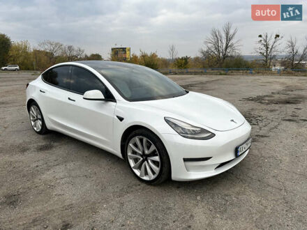 Тесла Модель 3 2019 в Изюме на Automoto.ua Белый Тесла Модель 3, объемом двигателя 0 л и пробегом 93 тыс. км за 23000 $, фото 1 на Automoto.ua