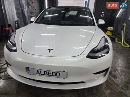 Тесла Модель 3 2019 в Киеве на Automoto.ua Белый Тесла Модель 3, объемом двигателя 0 л и пробегом 70 тыс. км за 17400 $, фото 1 на Automoto.ua