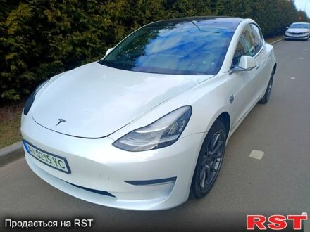 Белый Тесла Модель 3, объемом двигателя 0.18 л и пробегом 105 тыс. км за 15500 $, фото 1 на Automoto.ua