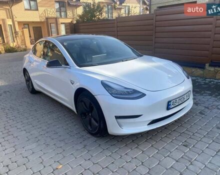 Білий Тесла Модель 3, об'ємом двигуна 0 л та пробігом 135 тис. км за 18200 $, фото 1 на Automoto.ua