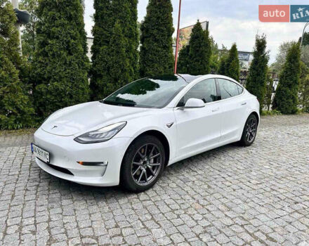 Белый Тесла Модель 3, объемом двигателя 0 л и пробегом 150 тыс. км за 10500 $, фото 1 на Automoto.ua