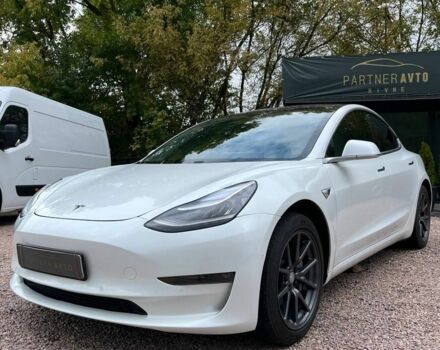 Тесла Модель 3 2019 в Остоге на Automoto.ua Белый Тесла Модель 3, объемом двигателя 0 л и пробегом 100 тыс. км за 17999 $, фото 1 на Automoto.ua