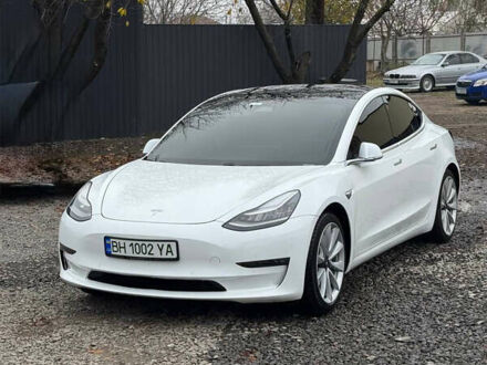 Білий Тесла Модель 3, об'ємом двигуна 0 л та пробігом 64 тис. км за 17500 $, фото 1 на Automoto.ua
