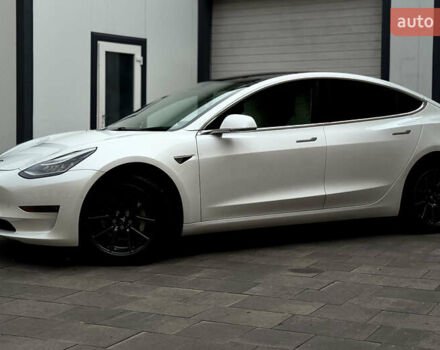 Белый Тесла Модель 3, объемом двигателя 0 л и пробегом 67 тыс. км за 18600 $, фото 1 на Automoto.ua
