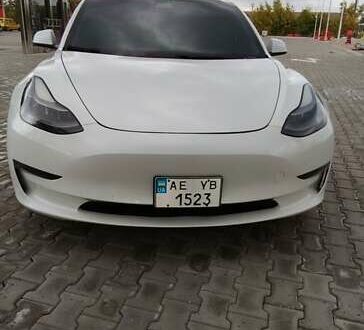 Білий Тесла Модель 3, об'ємом двигуна 0 л та пробігом 110 тис. км за 20750 $, фото 1 на Automoto.ua