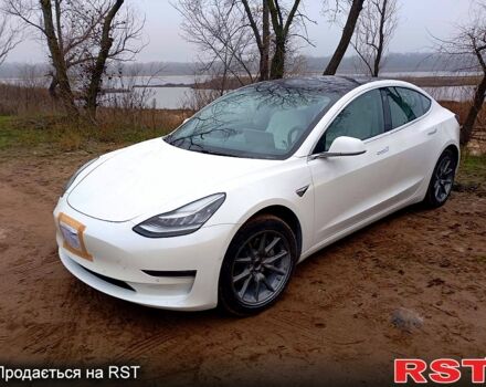 Белый Тесла Модель 3, объемом двигателя 75 л и пробегом 77 тыс. км за 16000 $, фото 1 на Automoto.ua