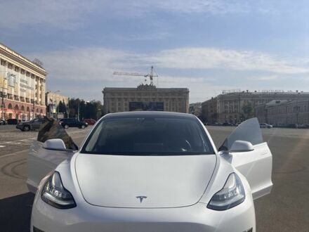 Тесла Модель 3 2020 в Харькове на Automoto.ua Белый Тесла Модель 3, объемом двигателя 0 л и пробегом 83 тыс. км за 21000 $, фото 1 на Automoto.ua