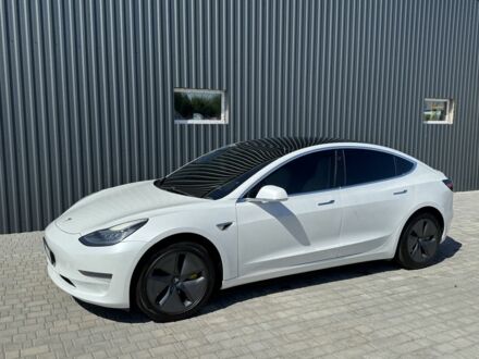 Тесла Модель 3 2020 в Белой Церкве на Automoto.ua Белый Тесла Модель 3, объемом двигателя 0 л и пробегом 121 тыс. км за 18400 $, фото 1 на Automoto.ua