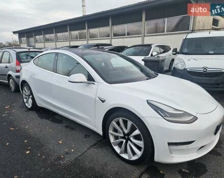 Белый Тесла Модель 3, объемом двигателя 0 л и пробегом 350 тыс. км за 11500 $, фото 1 на Automoto.ua