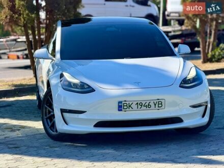 Білий Тесла Модель 3, об'ємом двигуна 0 л та пробігом 147 тис. км за 15999 $, фото 1 на Automoto.ua