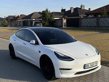 Тесла Модель 3 2020 у Рівному на Automoto.ua Білий Тесла Модель 3, об'ємом двигуна 0 л та пробігом 82 тис. км за 21300 $, фото 1 на Automoto.ua