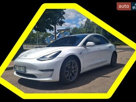 Тесла Модель 3 2020 в Кривом Роге на Automoto.ua Белый Тесла Модель 3, объемом двигателя 0 л и пробегом 56 тыс. км за 16250 $, фото 1 на Automoto.ua