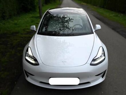 Тесла Модель 3 2020 в Киеве на Automoto.ua Белый Тесла Модель 3, объемом двигателя 0 л и пробегом 73 тыс. км за 11500 $, фото 1 на Automoto.ua