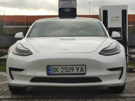 Тесла Модель 3 2020 в Киеве на Automoto.ua Белый Тесла Модель 3, объемом двигателя 0 л и пробегом 51 тыс. км за 16500 $, фото 1 на Automoto.ua