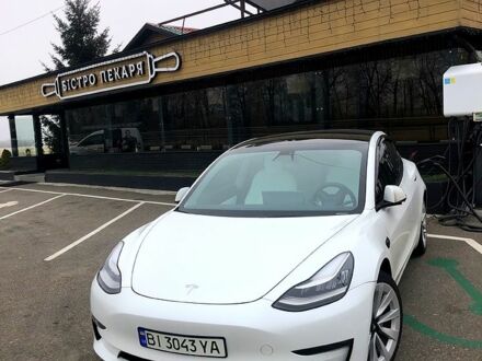Тесла Модель 3 2020 в Полтаве на Automoto.ua Белый Тесла Модель 3, объемом двигателя 0 л и пробегом 54 тыс. км за 24500 $, фото 1 на Automoto.ua