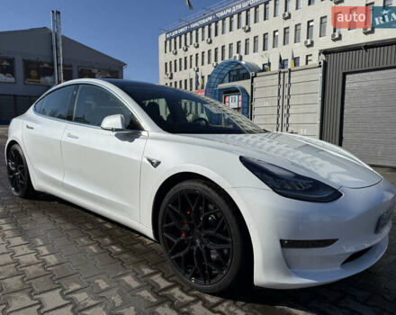 Белый Тесла Модель 3, объемом двигателя 0 л и пробегом 49 тыс. км за 22000 $, фото 1 на Automoto.ua