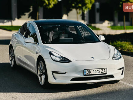 Тесла Модель 3 2020 у Рівному на Automoto.ua Білий Тесла Модель 3, об'ємом двигуна 0 л та пробігом 88 тис. км за 22800 $, фото 1 на Automoto.ua