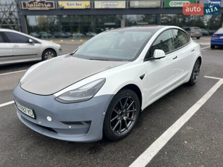 Тесла Модель 3 2021 в Киеве на Automoto.ua Белый Тесла Модель 3, объемом двигателя 0 л и пробегом 63 тыс. км за 16900 $, фото 1 на Automoto.ua